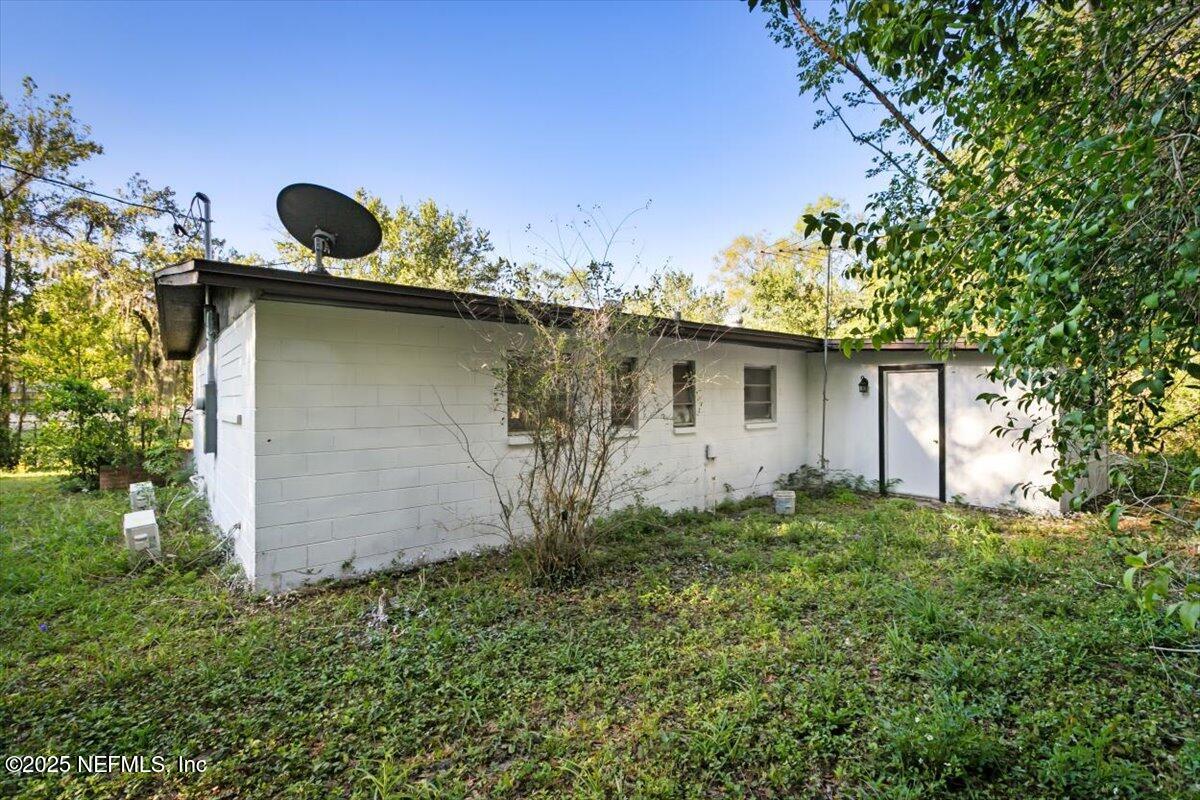 7567 Strato Road Jacksonville, FL 32210 - Photo 5 of 26 a backyard of a house with lots of green space