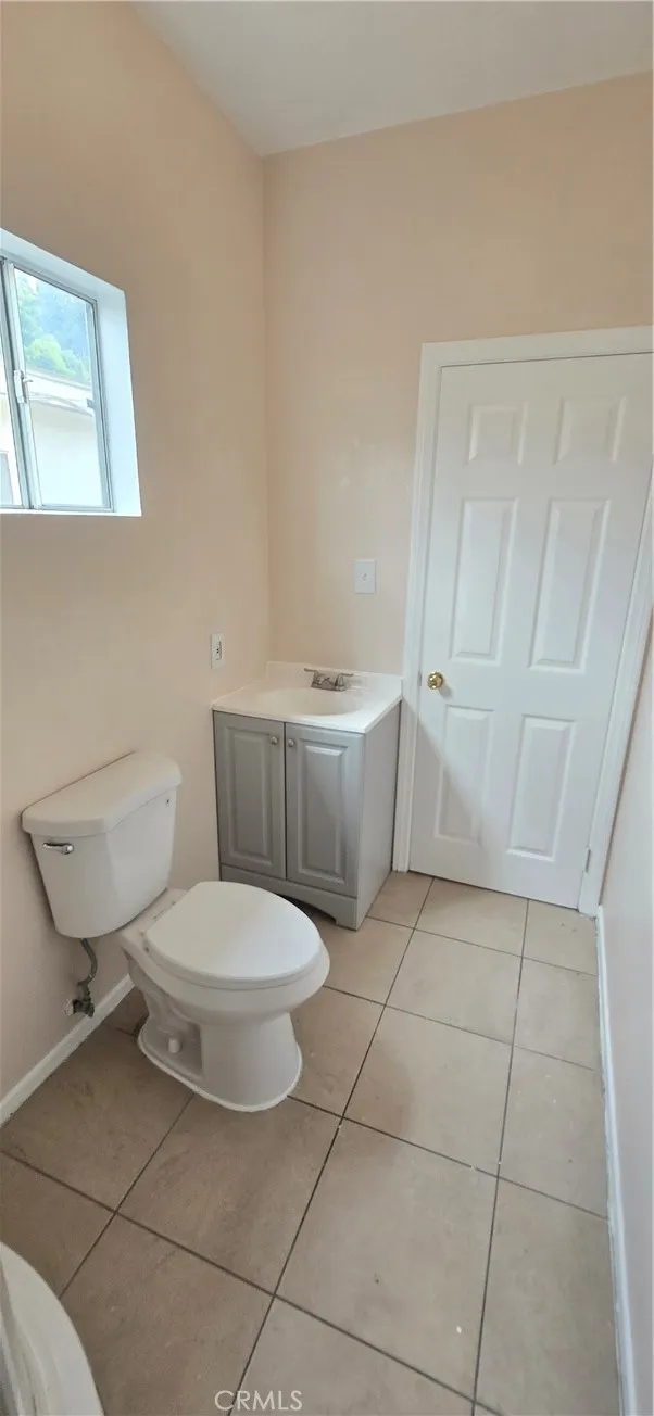 1060 Cherry Long Beach, CA 90813 - Photo 43 of 63 a bathroom with a toilet a sink and bathtub