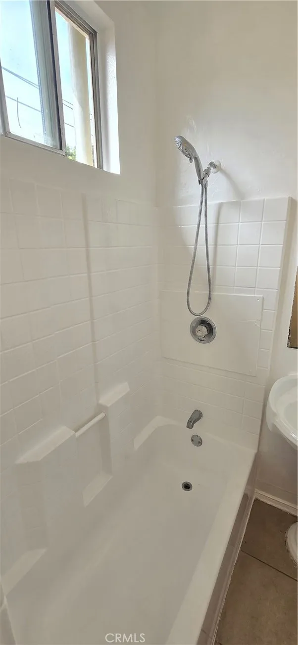 1060 Cherry Long Beach, CA 90813 - Photo 51 of 63 a bathroom with a bathtub