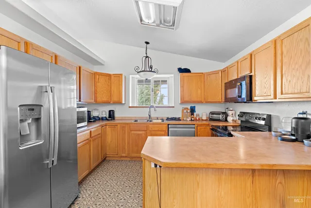 $429,900 | 6600 Southwest Jarvis Drive, Mountain Home, ID 83647