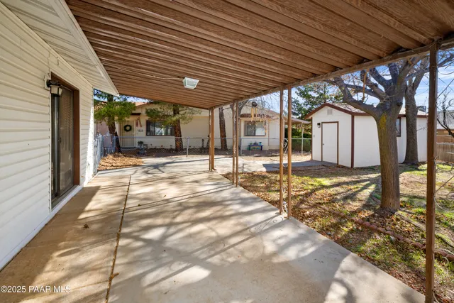 a view of a backyard