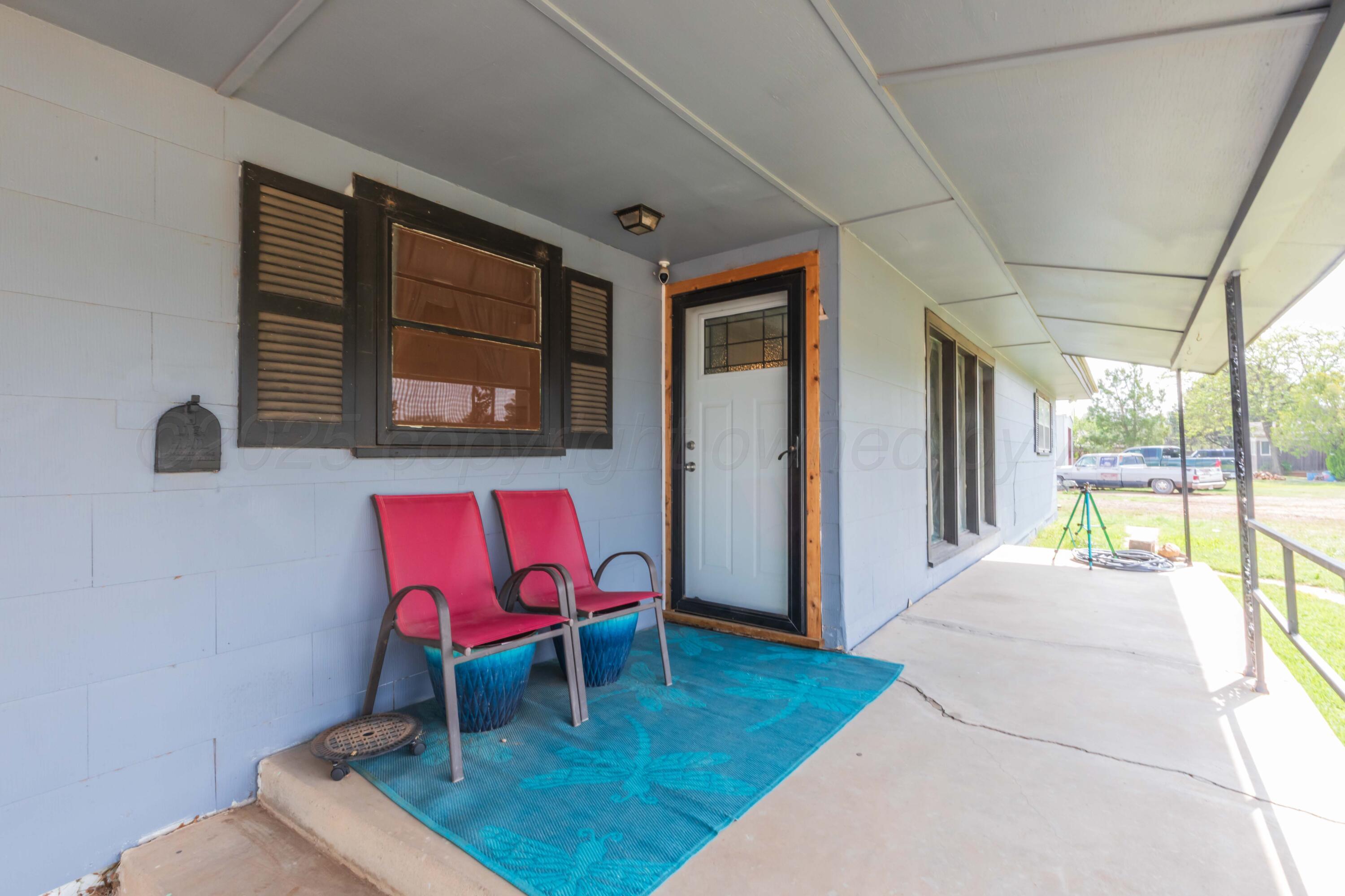501 Southeast 2nd Street Tulia, TX 79088 - Photo 17 of 32 a view of a livingroom with furniture