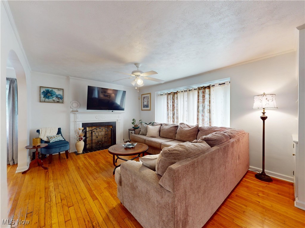 4047 Stilmore Road Cleveland, OH 44121 - Photo 3 of 37