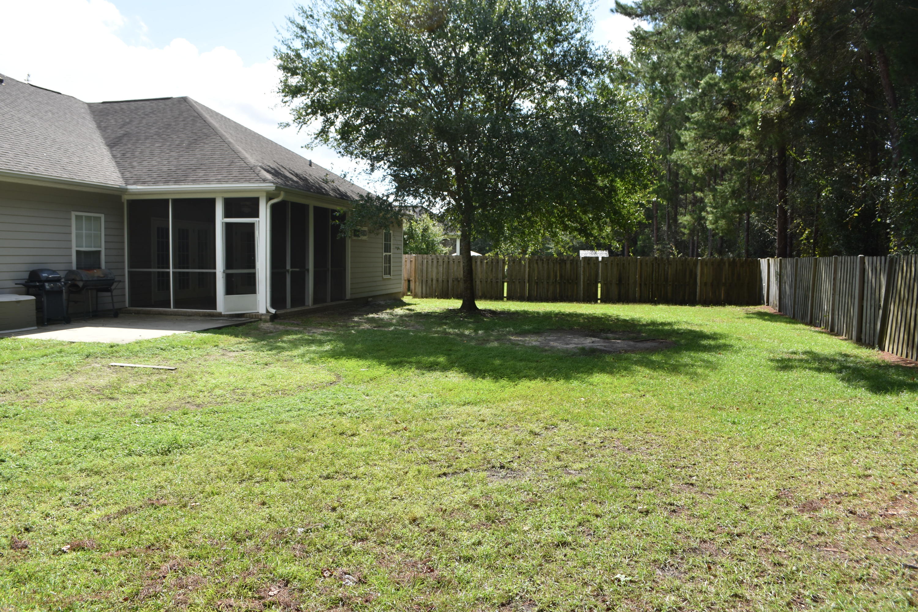216 Mango Lane Freeport, FL 32439 - Photo 43 of 44 a backyard of a house