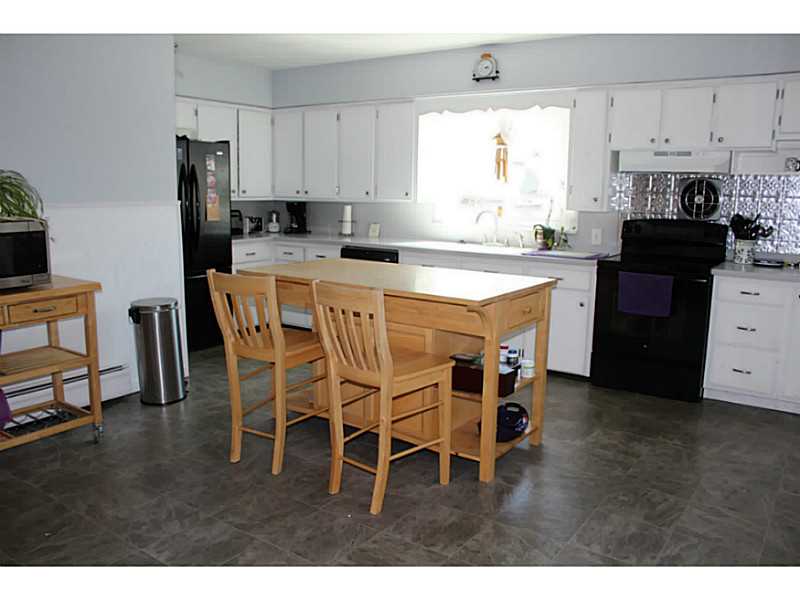 39 Whittier Road Pawtucket, RI 02861 - Photo 6 of 16 Kitchen.