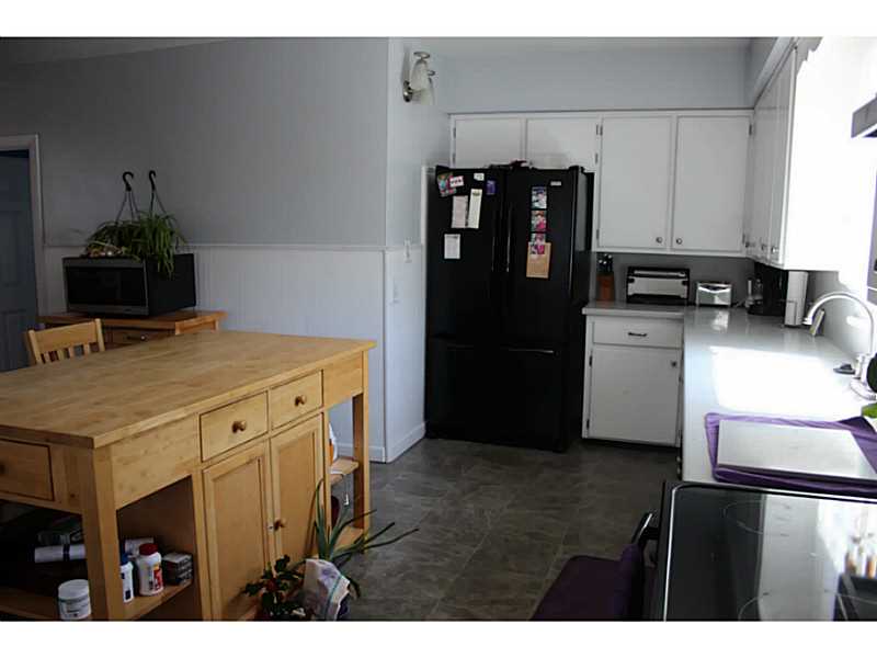 39 Whittier Road Pawtucket, RI 02861 - Photo 8 of 16 Kitchen.