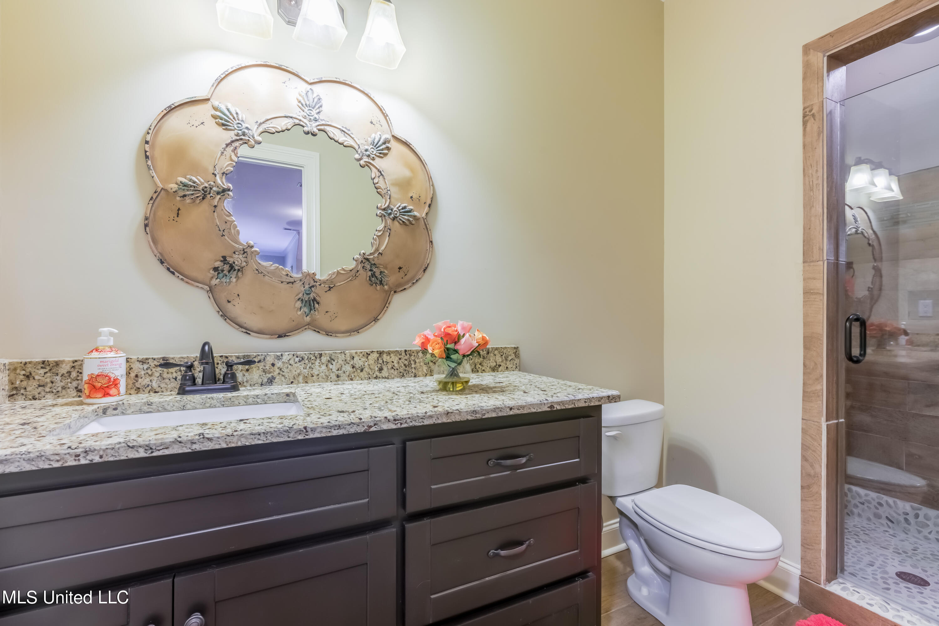 6801 Vaiden Road Hernando, MS 38632 - Photo 32 of 65 up bathroom right