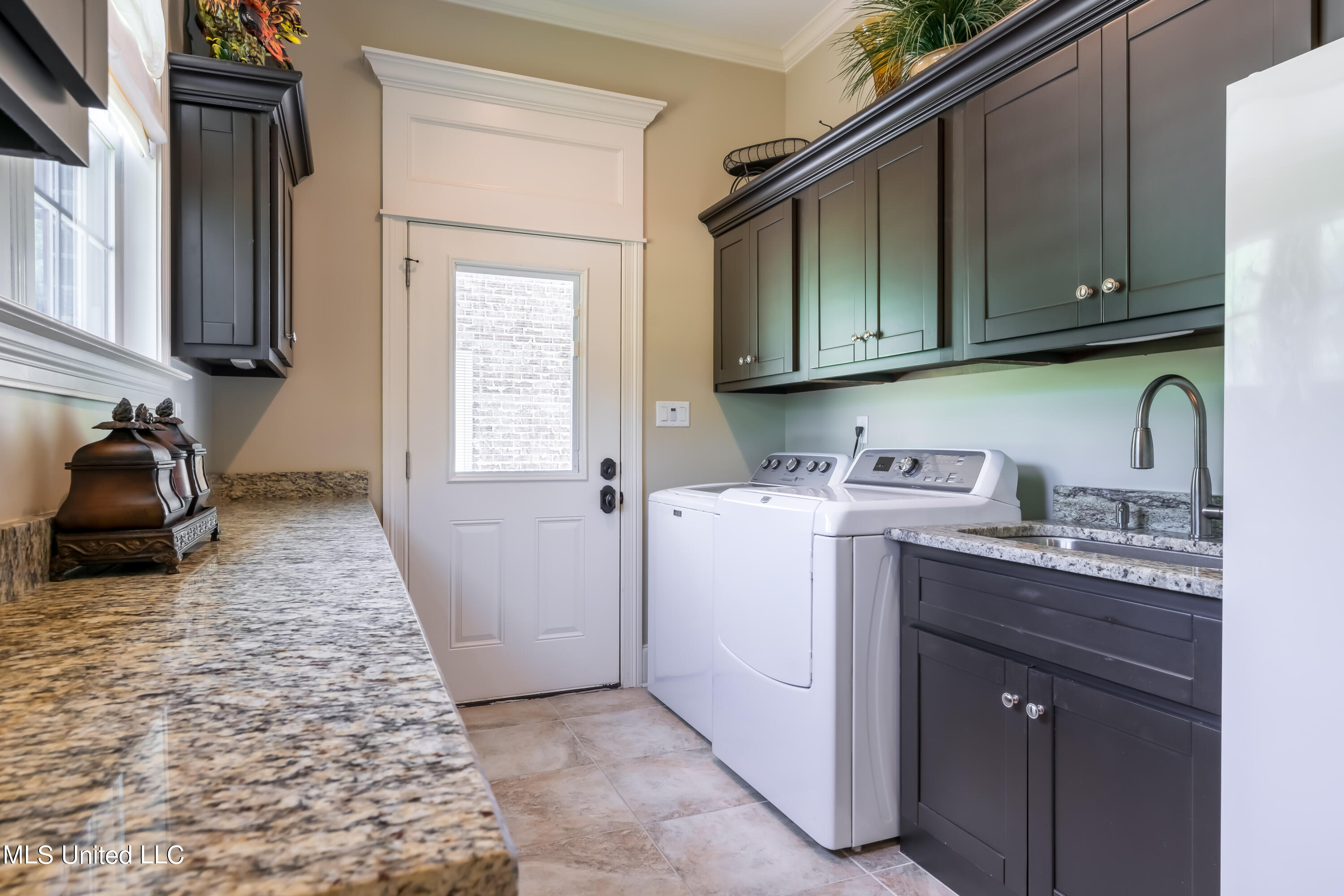 6801 Vaiden Road Hernando, MS 38632 - Photo 36 of 65 laundry room