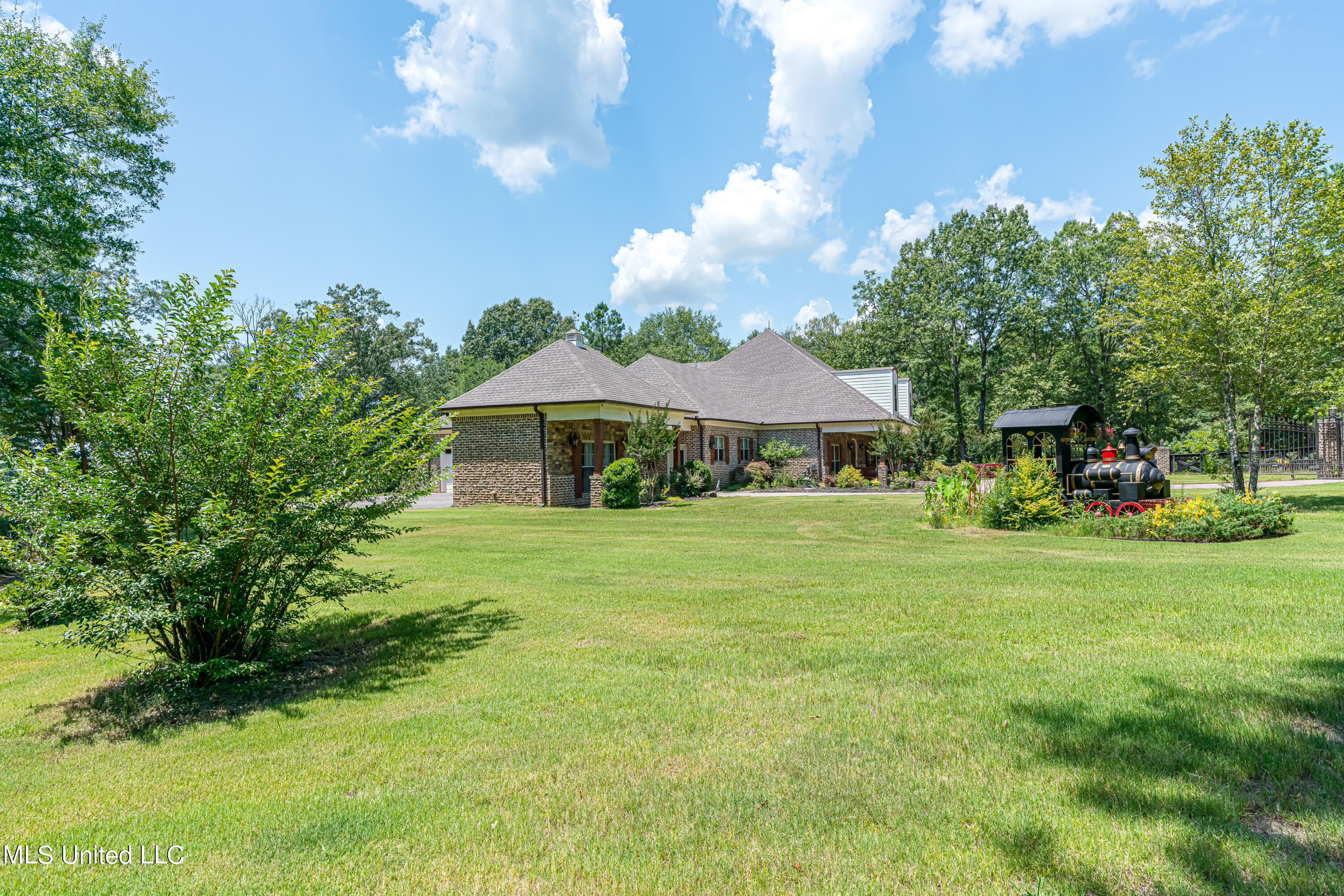 6801 Vaiden Road Hernando, MS 38632 - Photo 40 of 65 side yard view