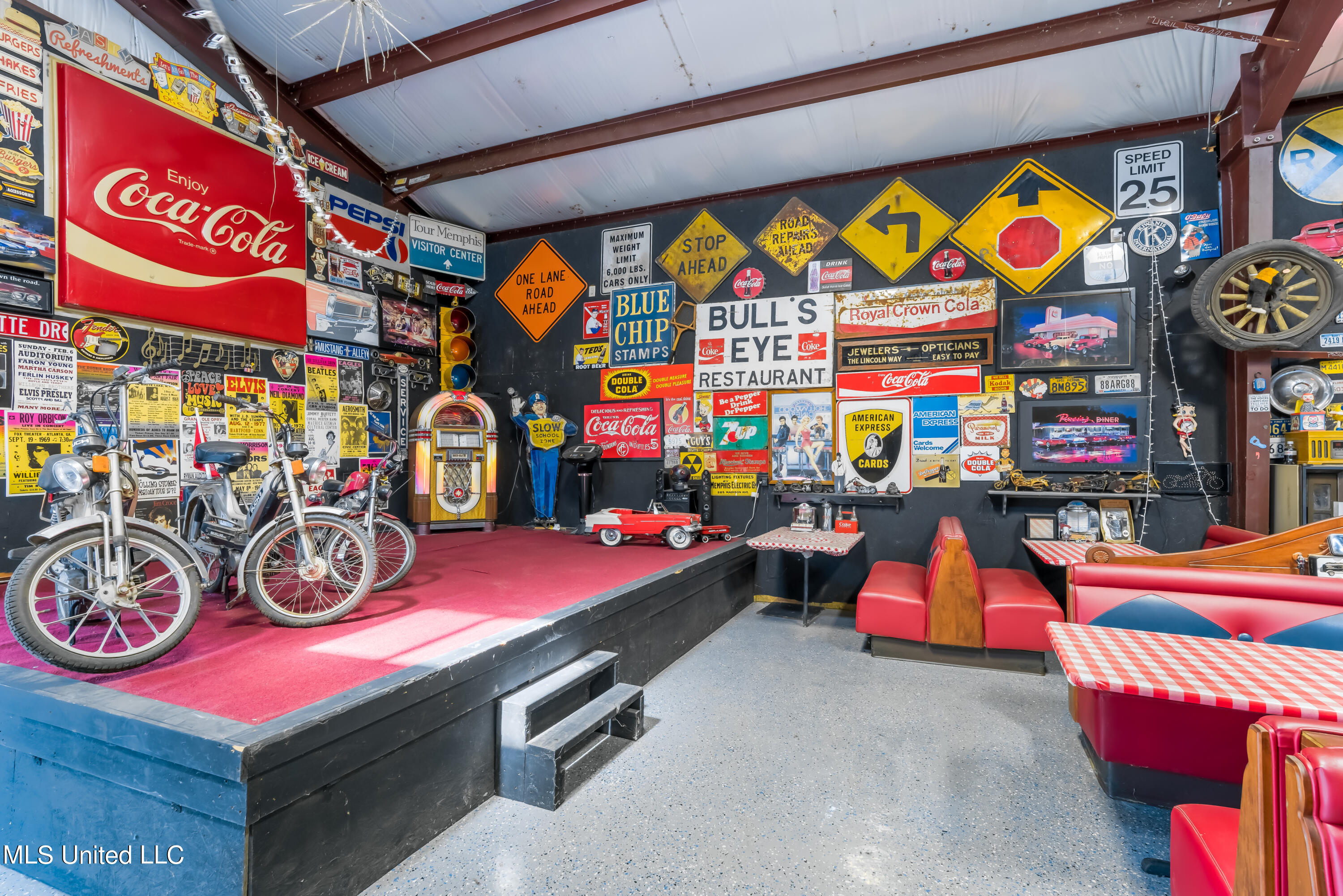 6801 Vaiden Road Hernando, MS 38632 - Photo 52 of 65 toybox at the stage