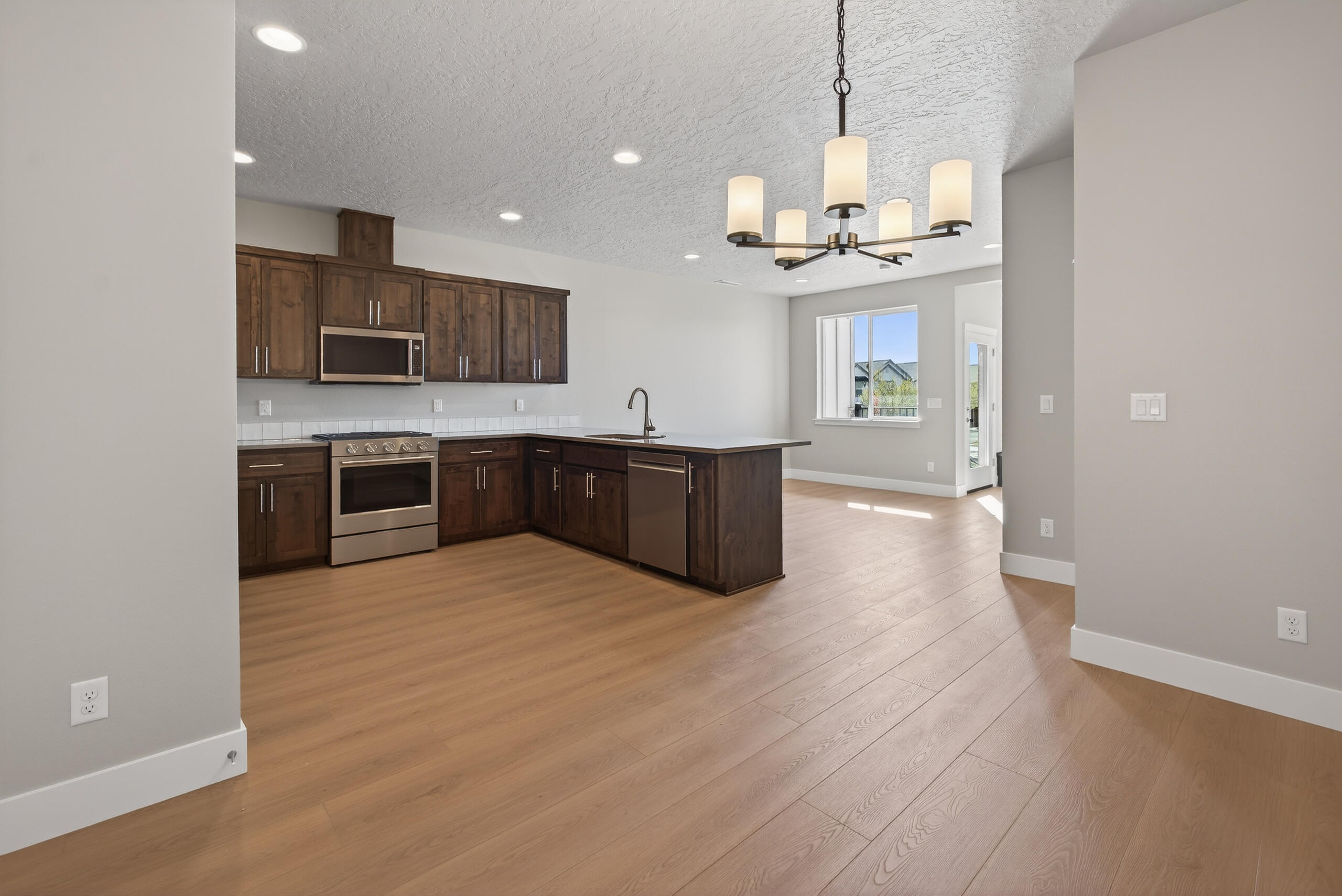 4080 Southwest 39th Street, Unit LOT 30 Redmond, OR 97756 - Photo 7 of 38 Dining area