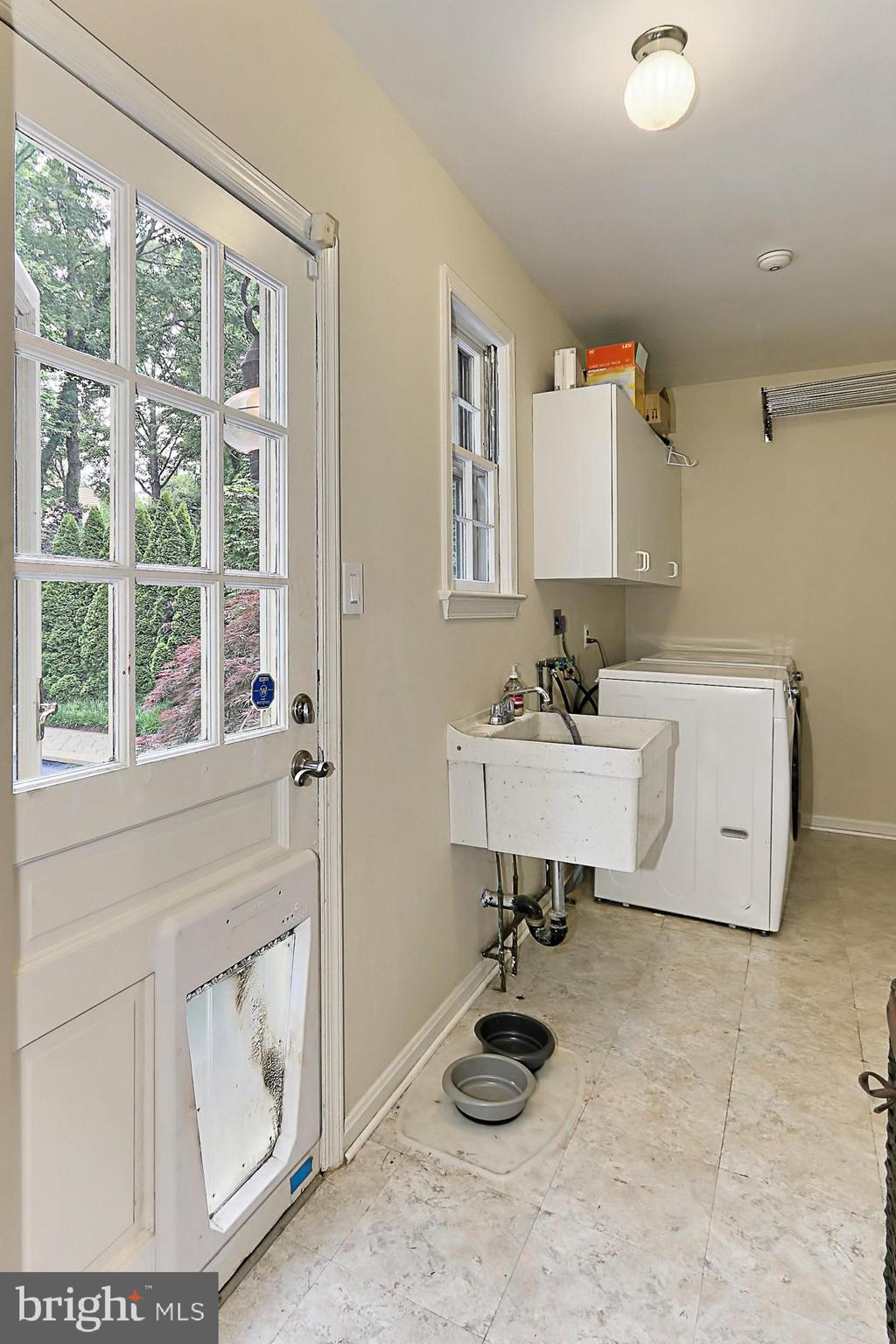 7903 Foxhound Road McLean, VA 22102 - Photo 29 of 61 Laundry Room