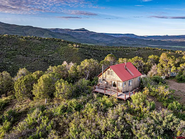 a view of a houses with a yard