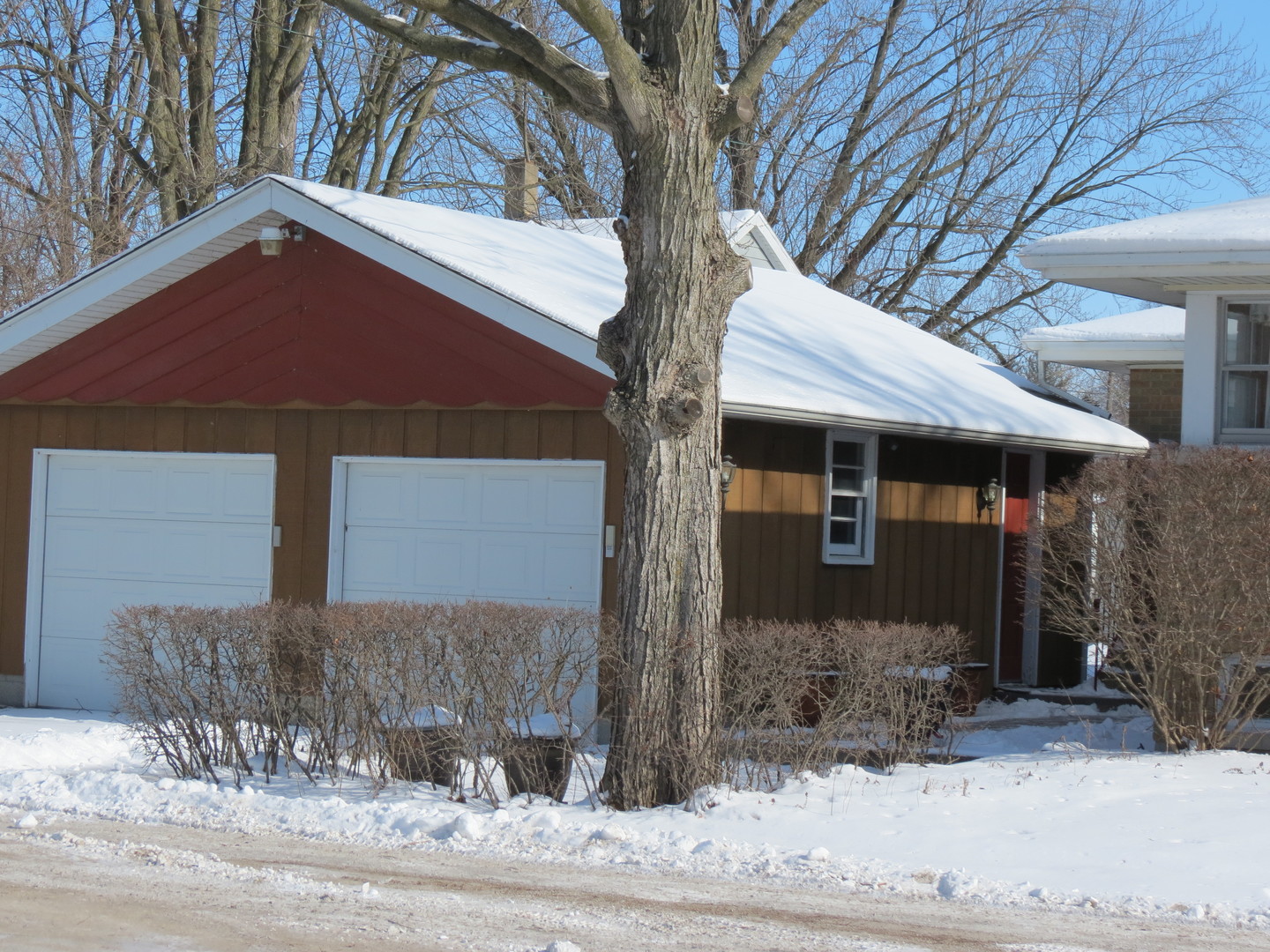 120 East 6th Street Momence, IL 60954 - Photo 4 of 26 a front view of a house with a yard