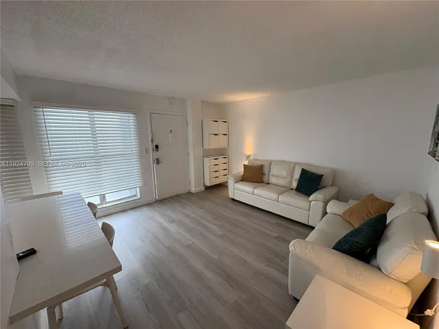 $2,750 | 1340 Lincoln Road, Unit 806, Miami Beach, FL 33139