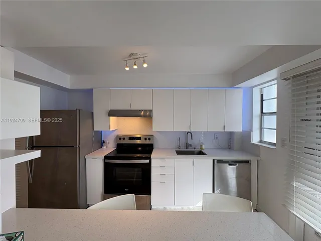 $2,750 | 1340 Lincoln Road, Unit 806, Miami Beach, FL 33139