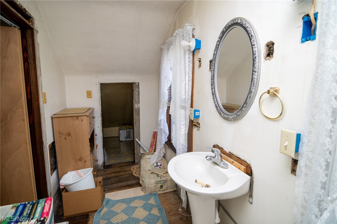 53341 Key Bellaire Road Bellaire, OH 43906 - Photo 22 of 48 View of bathroom