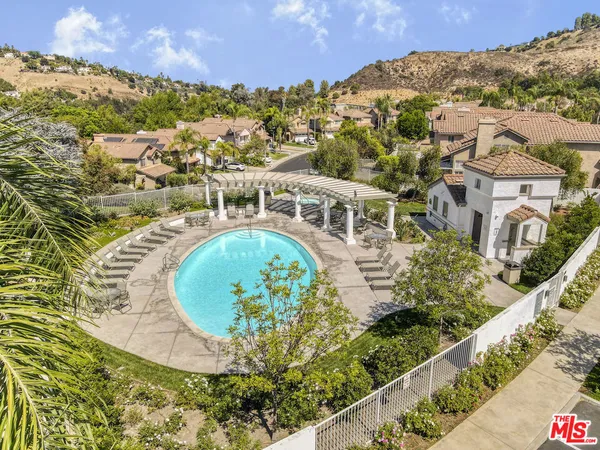 a view of a back yard