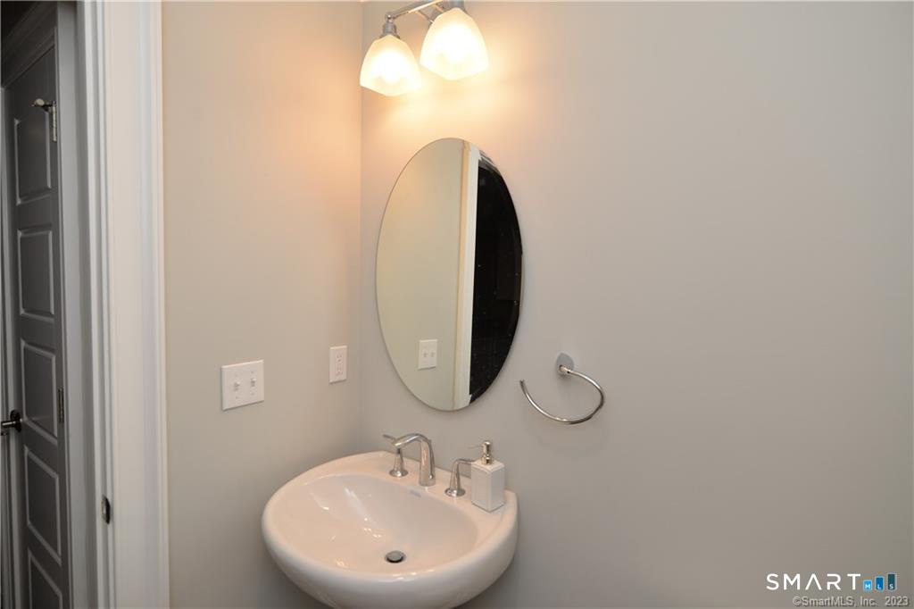 115-71 Colonial Road Stamford, CT 06906 - Photo 9 of 29 First floor powder room