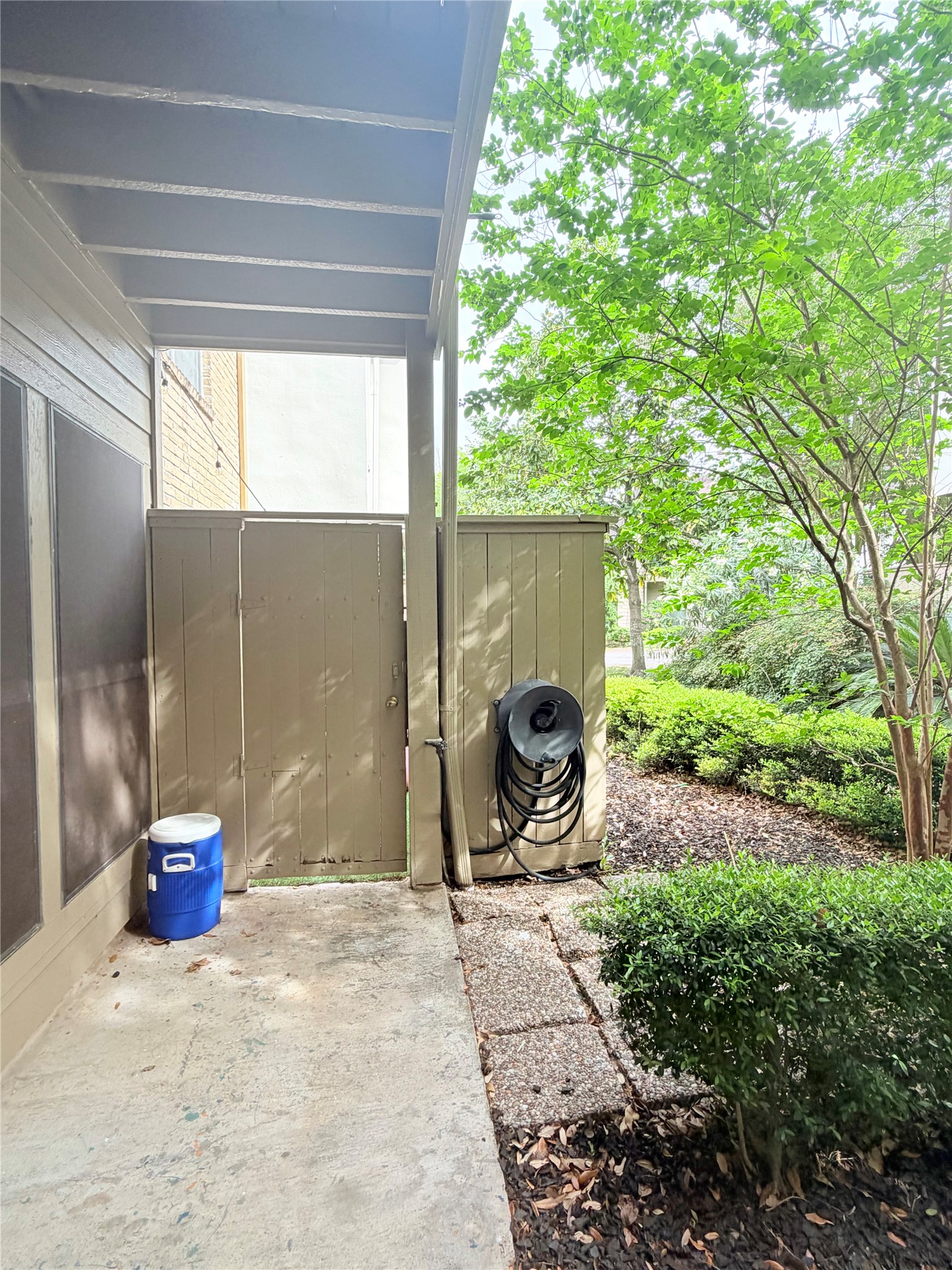 2100 Tanglewilde Street, Unit 537 Houston, TX 77063 - Photo 13 of 13 a garden view with a outdoor space
