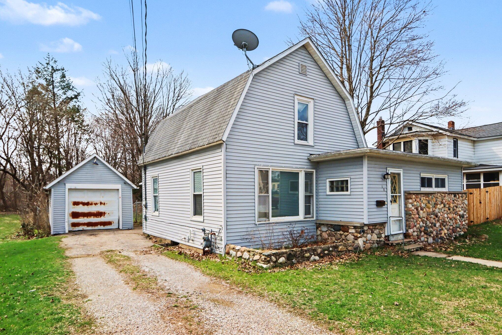 607 Mechanic Street Three Rivers, MI 49093 - Photo 2 of 20 002_file_9800