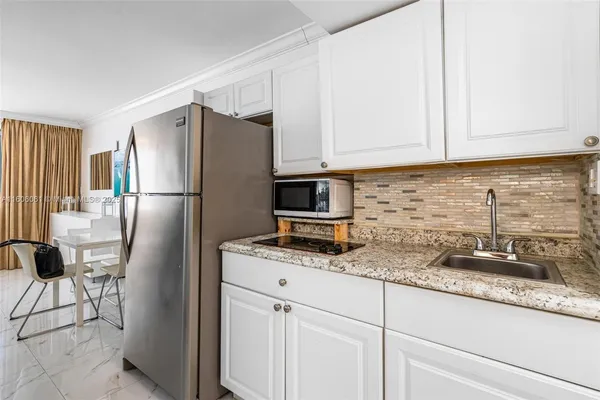$1,950 | 19201 Collins Avenue, Unit 104, Sunny Isles Beach, FL 33160