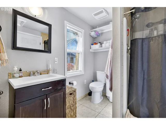 a picture of city view with lake view