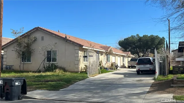 a view of a house with a yard