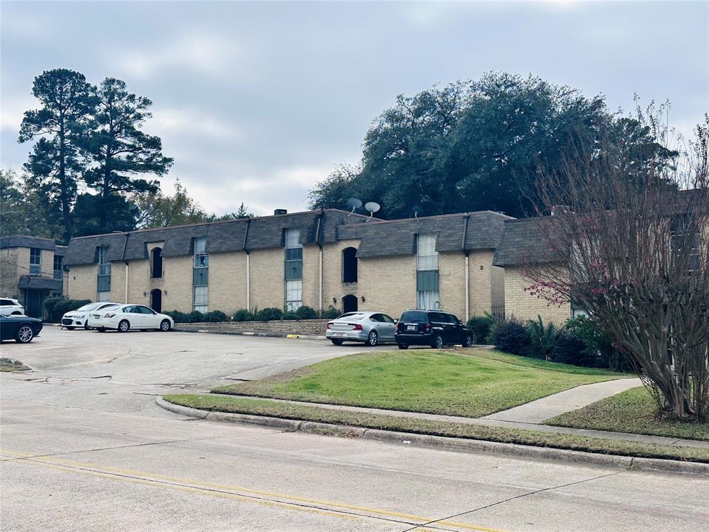 7000 Creswell Road, Unit 216 Shreveport, LA 71106 - Photo 2 of 2 a view of a house with a patio and a yard