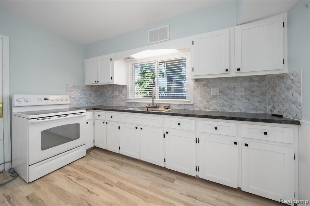 12257 Inkster Road Livonia, MI 48150 - Photo 5 of 23