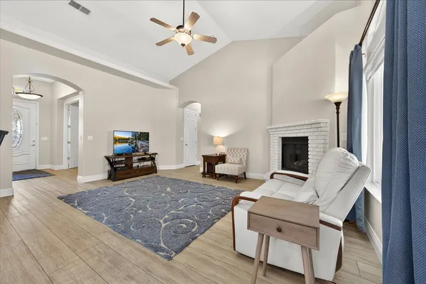 $700,000 | 174 North Lind Avenue, Clovis, CA 93612