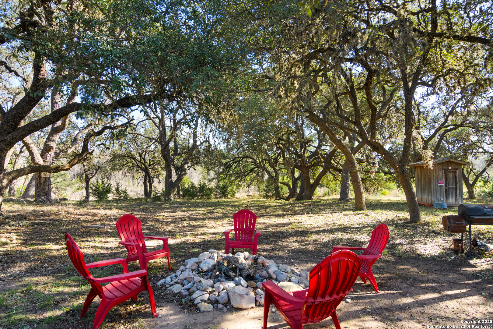 62 Turkey Trot Uvalde, TX 78801 - Photo 21 of 39 a backyard of a house with table and chairs