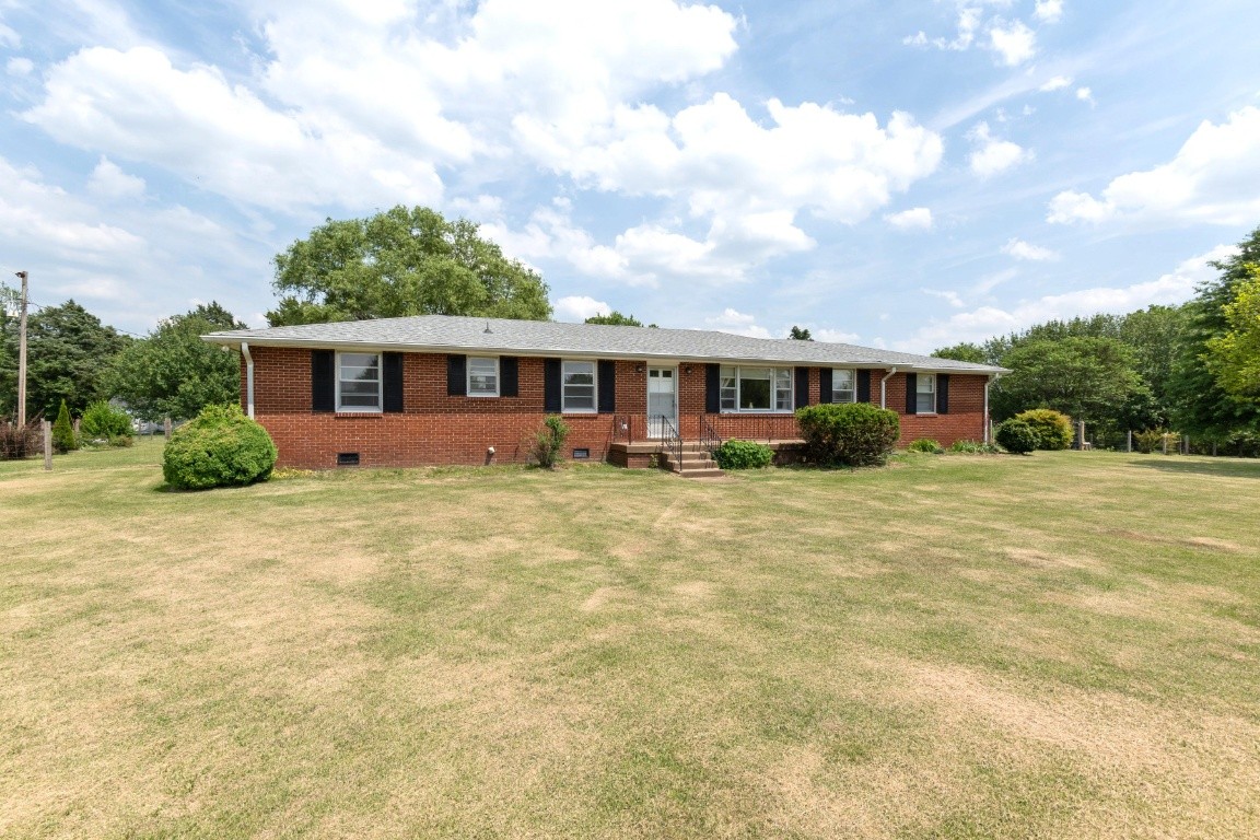 5895 Murfreesboro Road Lebanon, TN 37090 - Photo 2 of 31 front view of a house with a yard