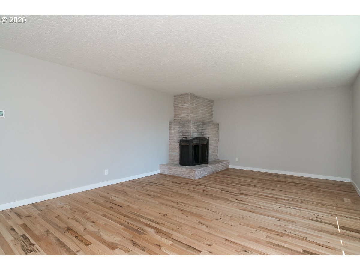 15039 South Henrici Road Oregon City, OR 97045 - Photo 4 of 32 Gallery Image 4
