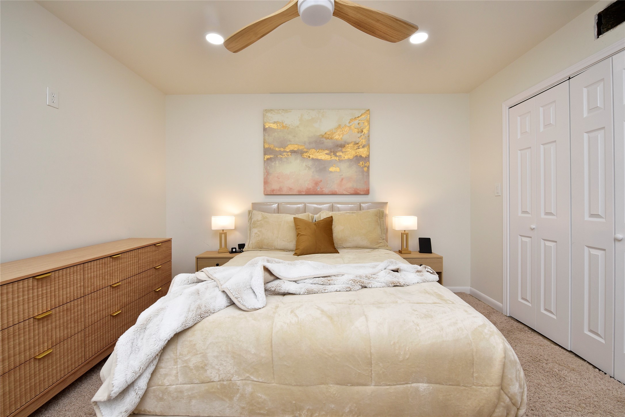 3224 Timmons Lane, Unit 112 Houston, TX 77027 - Photo 29 of 30 a bedroom with a bed and painting on the wall