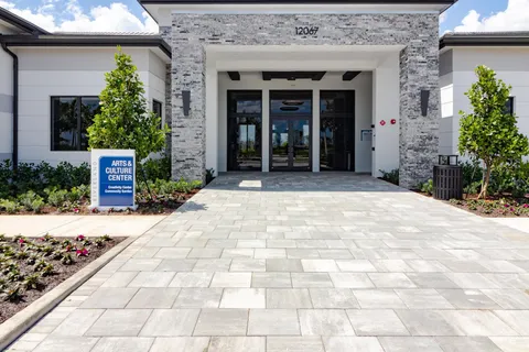 a view of entryway with outdoor area