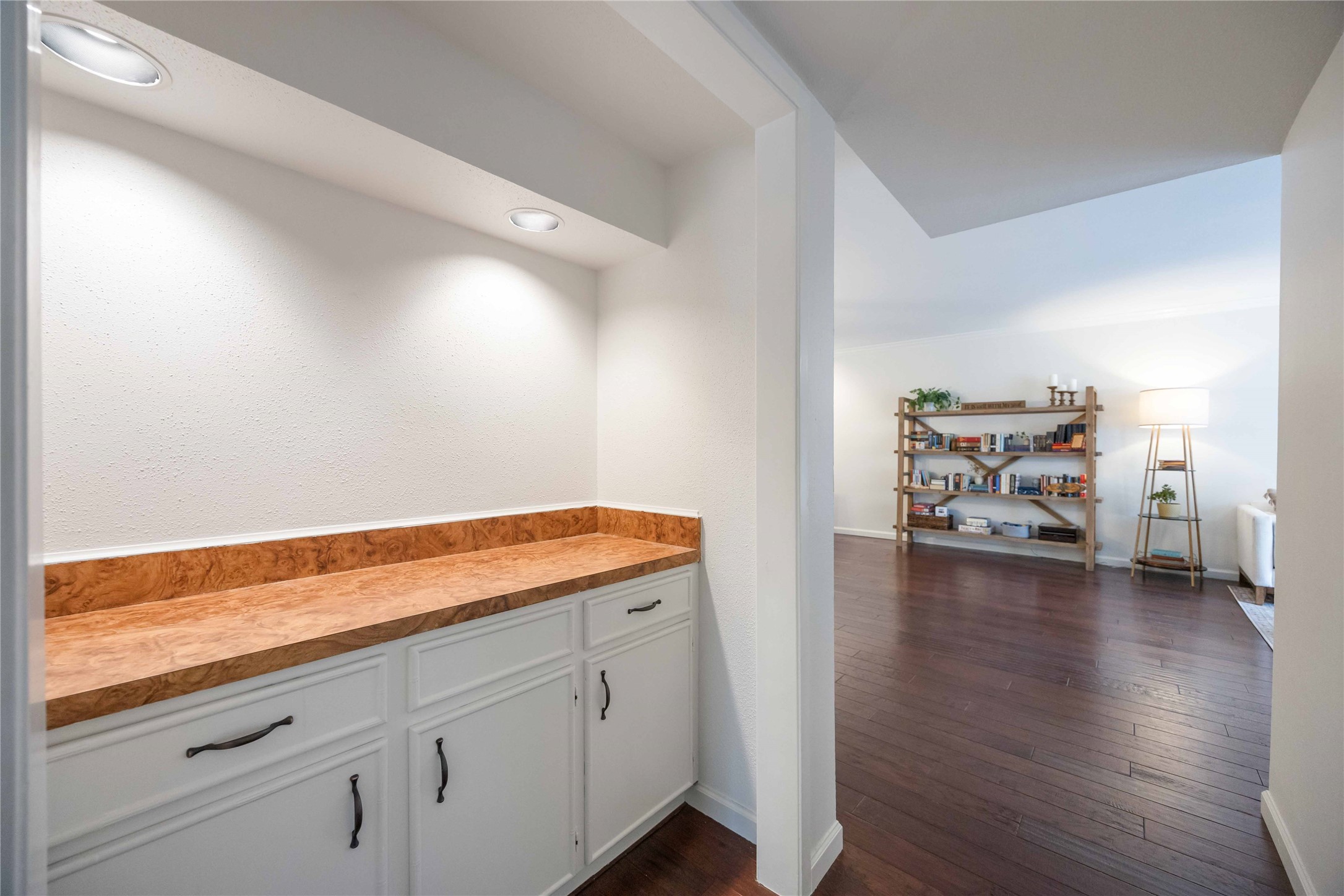 2230 South Piney Point Road, Unit 206 Houston, TX 77063 - Photo 10 of 24 Built in dry bar in hallway.