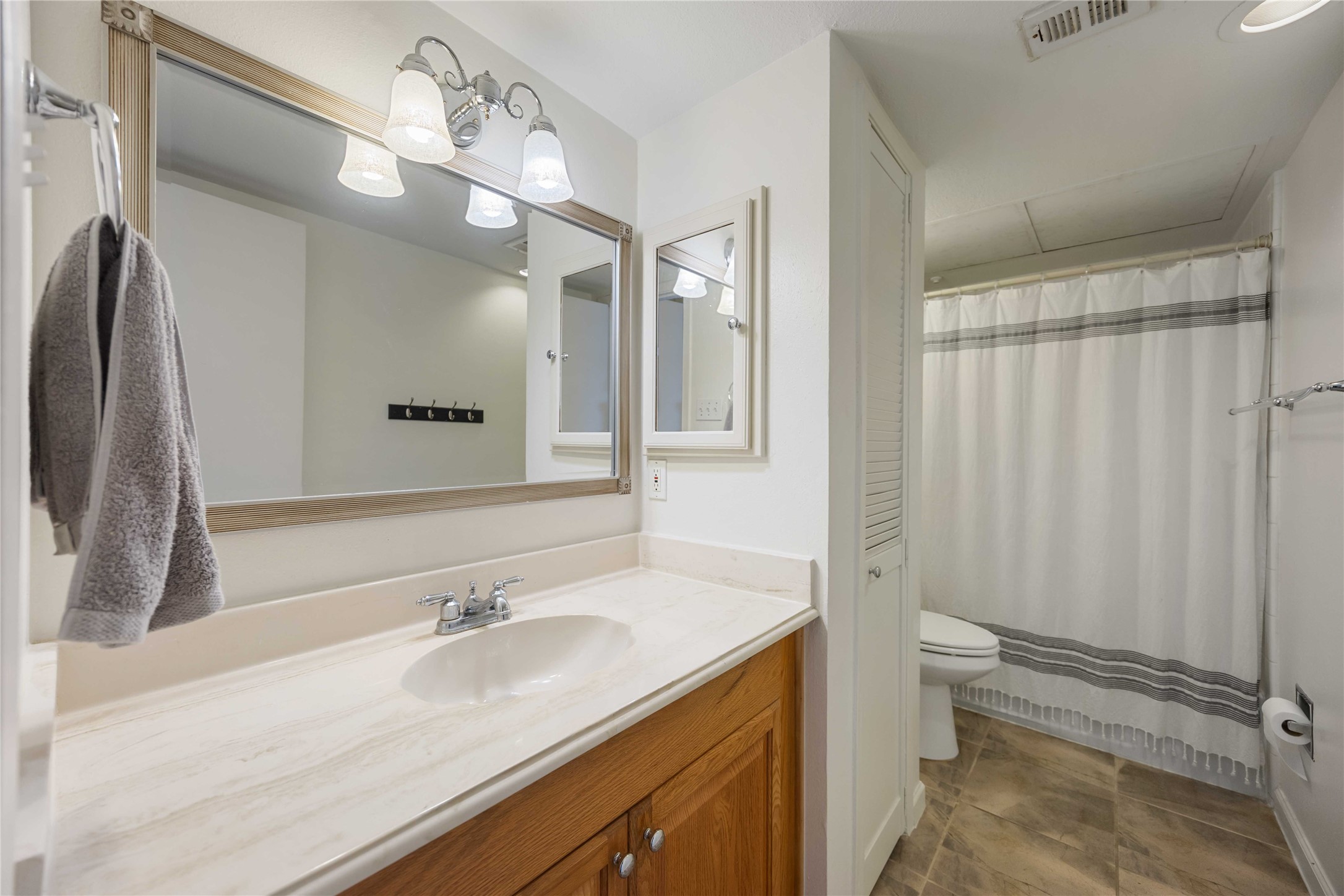 2230 South Piney Point Road, Unit 206 Houston, TX 77063 - Photo 20 of 24 Secondary full bathroom.
