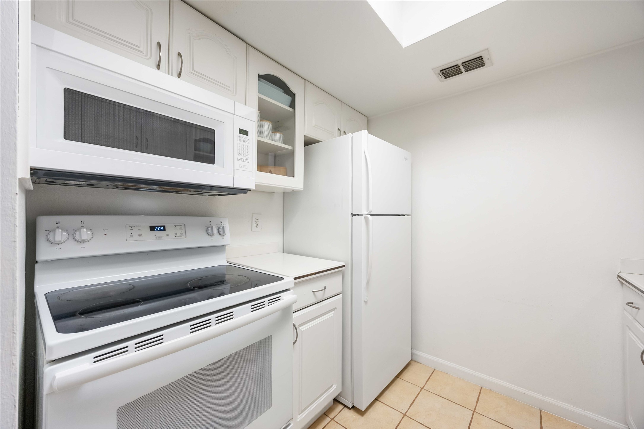 2230 South Piney Point Road, Unit 206 Houston, TX 77063 - Photo 8 of 24 All kitchen appliances included with the unit.