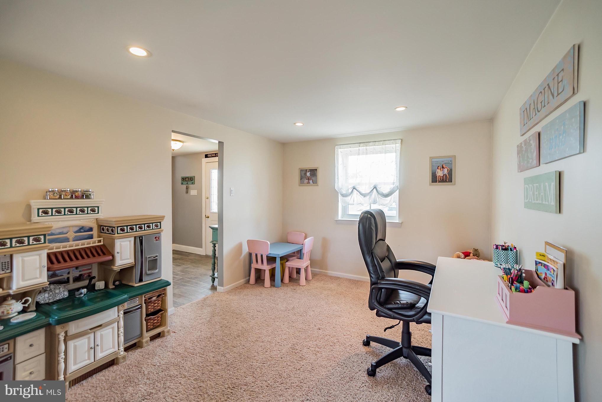 9717 Beacon Road Philadelphia, PA 19115 - Photo 16 of 28