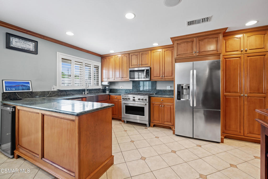 3079 Waco Avenue Simi Valley, CA 93063 - Photo 8 of 38