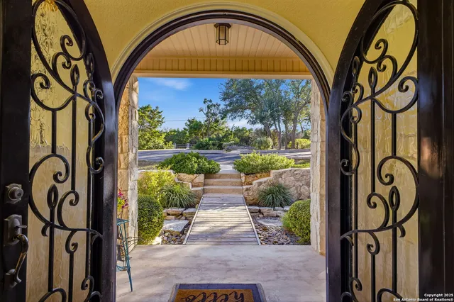 a view of livingroom with furniture
