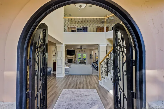 a view of an entryway with livingroom