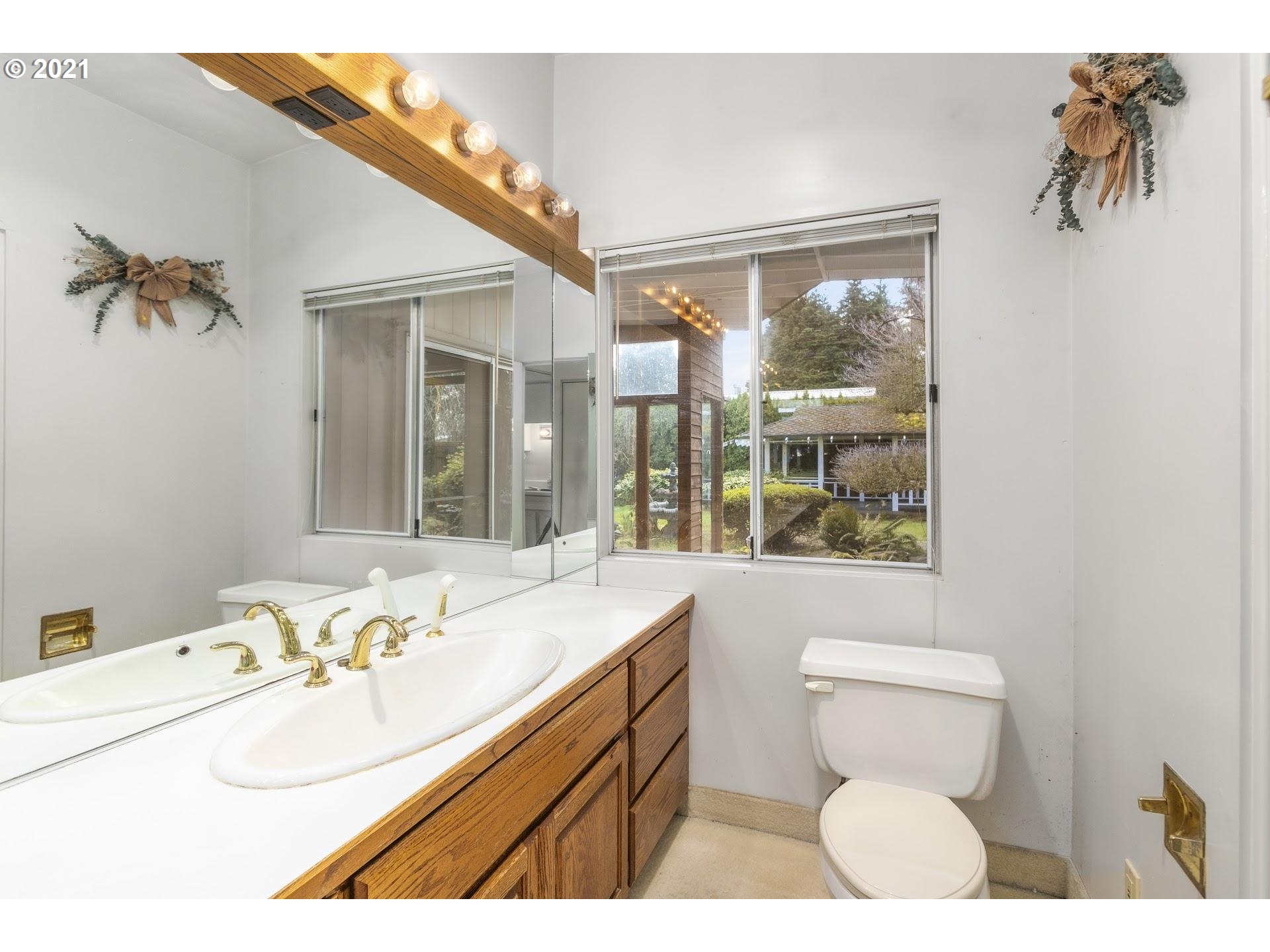 756 Northeast Donelson Road Hillsboro, OR 97124 - Photo 19 of 28 Bathroom