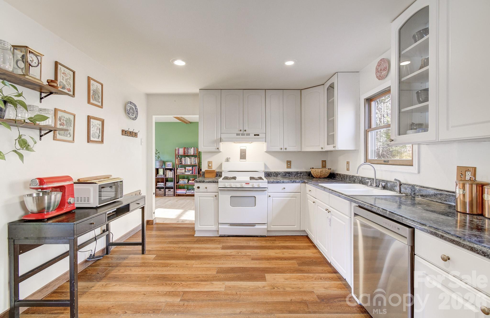 92 Arrowood Road Weaverville, NC 28787 - Photo 4 of 39