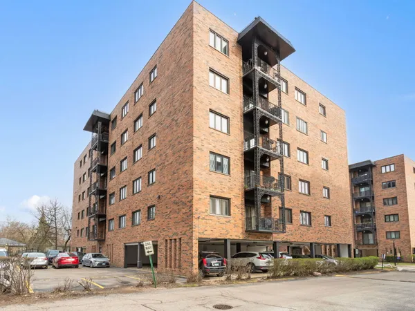 $232,000 | 9332 Landings Lane, Unit 203D, Des Plaines, IL 60016