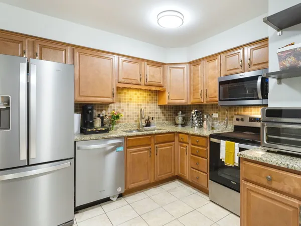 $232,000 | 9332 Landings Lane, Unit 203D, Des Plaines, IL 60016