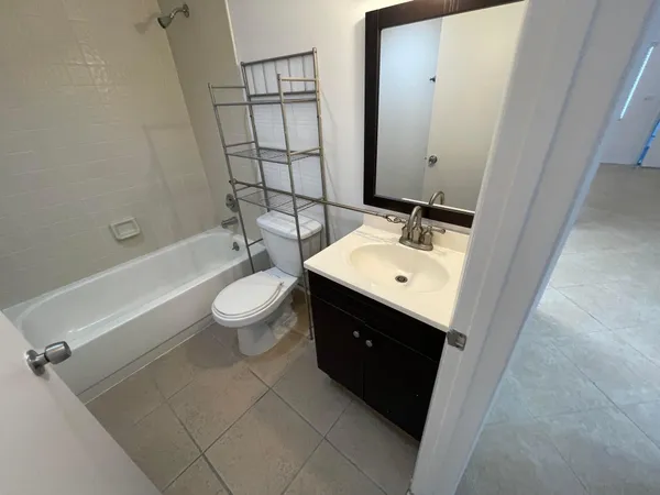 $1,600 | 2100 Springdale Boulevard, Unit 209, Palm Springs, FL 33461