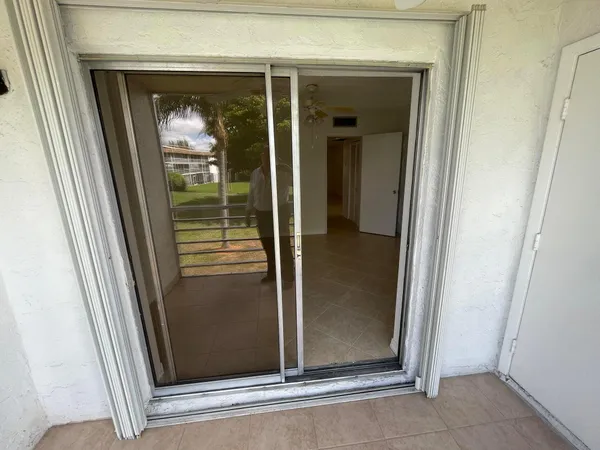 $1,600 | 2100 Springdale Boulevard, Unit 209, Palm Springs, FL 33461