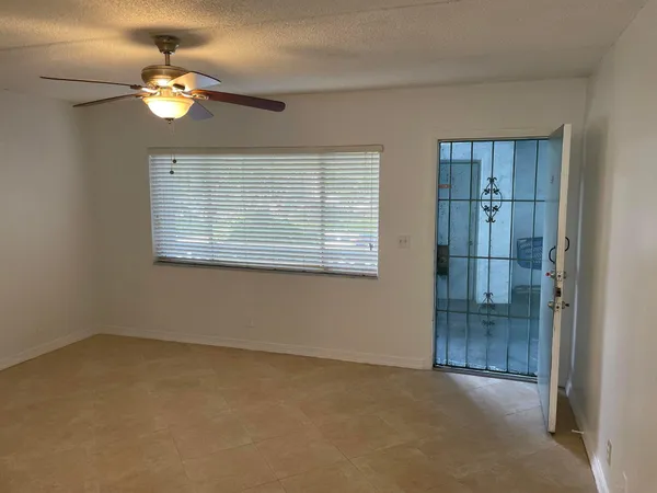 $1,600 | 2100 Springdale Boulevard, Unit 209, Palm Springs, FL 33461